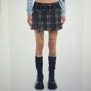 HOT TOPIC Social Collision Grey Star Plaid Grommet Skirt
